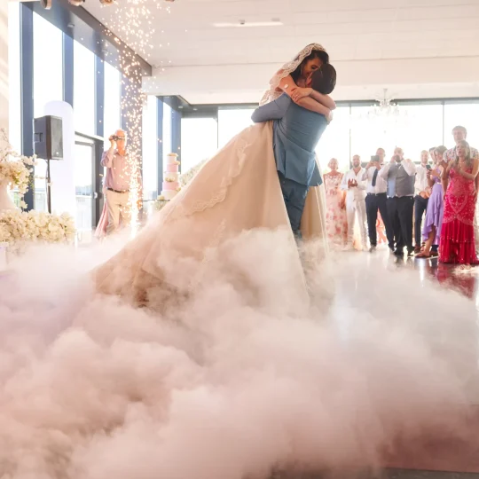 bruidspaar-danst-met-rook-vuurwerk