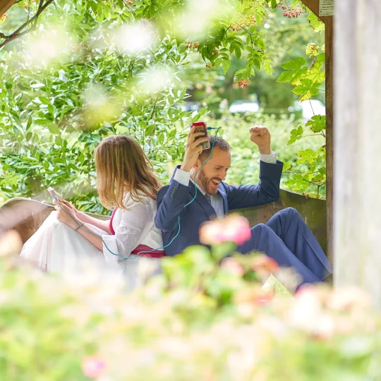 bruidspaar-speelt-een-game