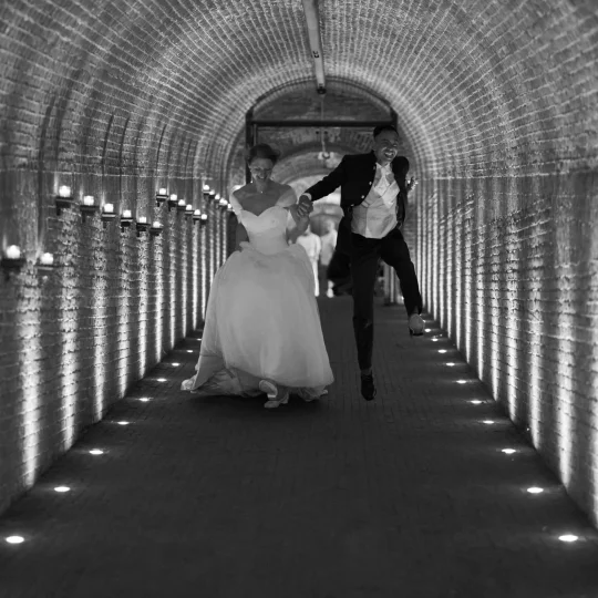 bruidspaar-springt-lachend