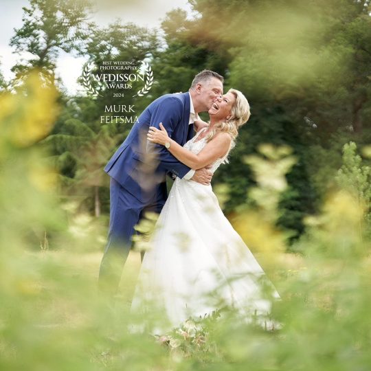 lachend-bruidspaar-scaled